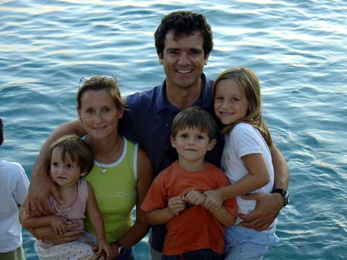 2004S17FISHFEEDINGADARWIN